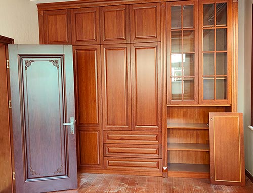 亳州中式家庭装修里定制的实木衣柜效果图